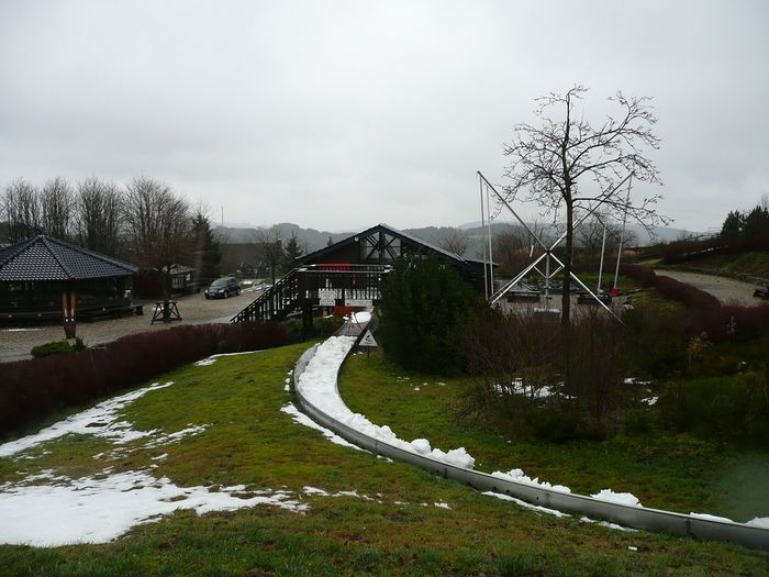 Blick auf die Sommerrodelbahn ....