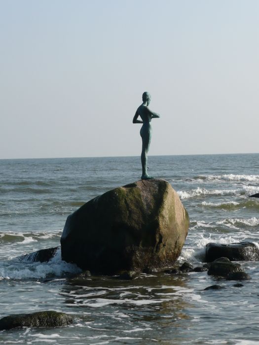 Skulptur Kaysa am Strand