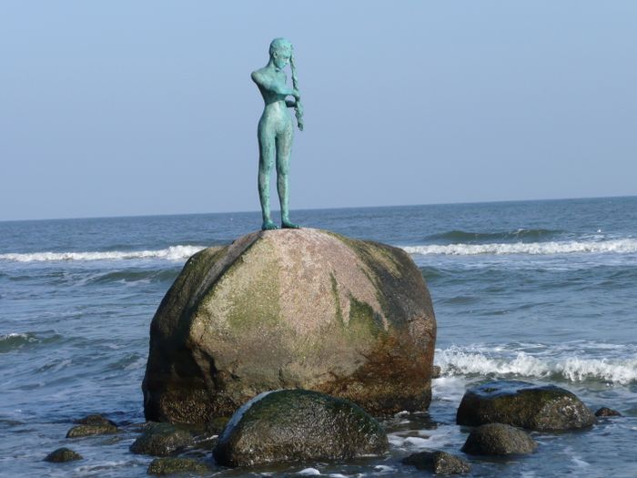 Skulptur Kaysa am Strand