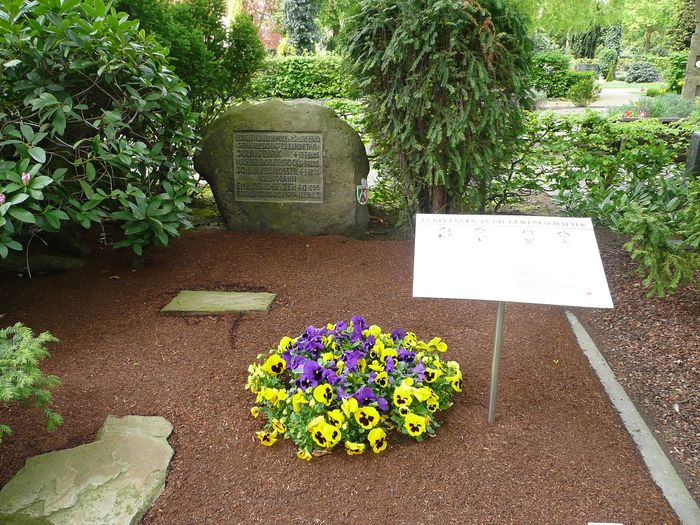 30.04.2015 - Grabmal auf dem Parkfriedhof in Dinslaken