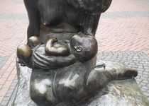 Bild zu Skulptur Mutter und Kind