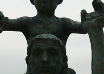 Bild zu Skulptur "Vater und Sohn"