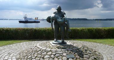 Skulptur "Gerettet" in Heikendorf