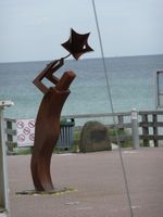 Bild zu Skulptur "Mann im Sturm"