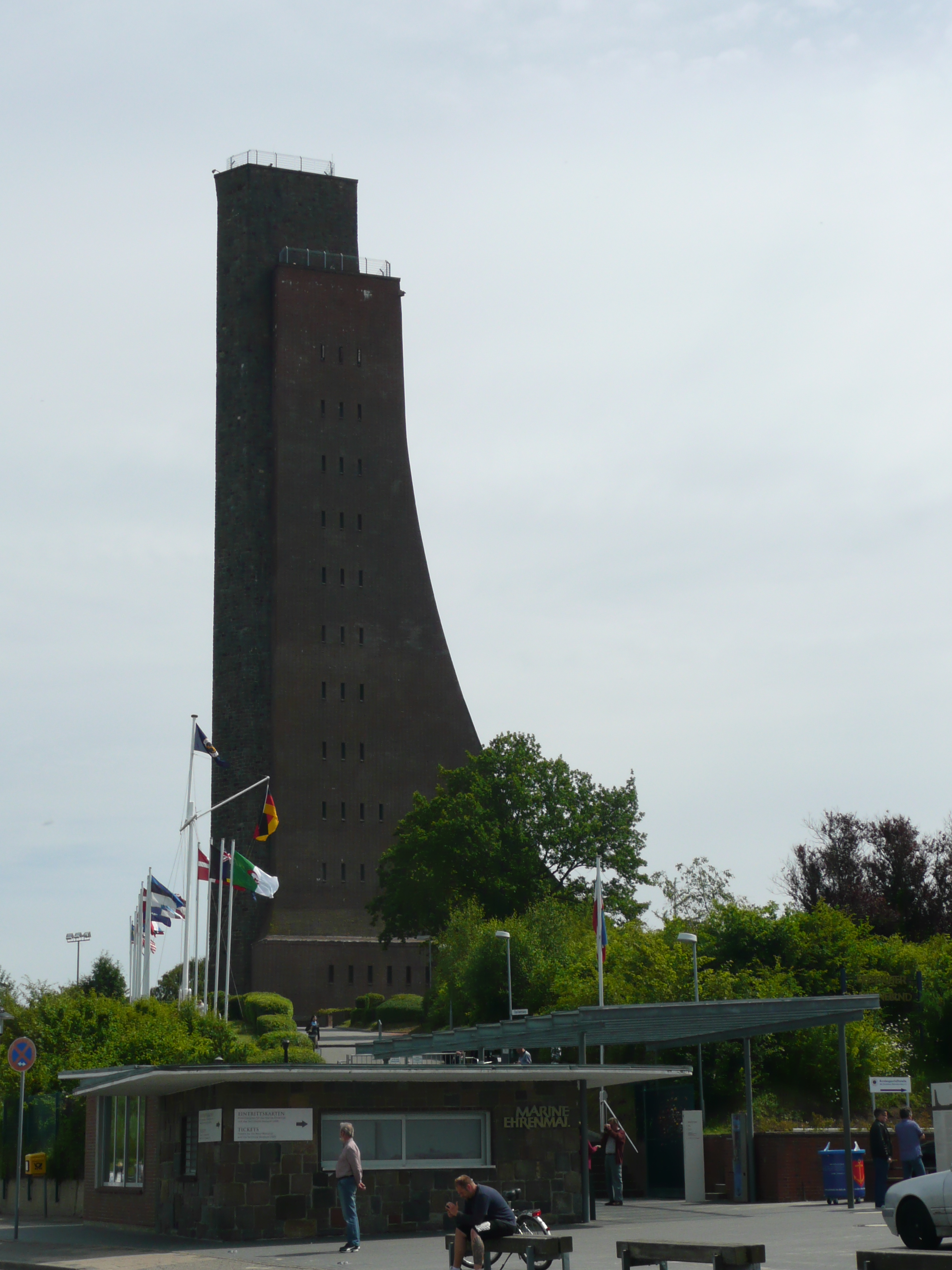 Bild 128 Marine-Ehrenmal und U-Boot "U-995" in Laboe