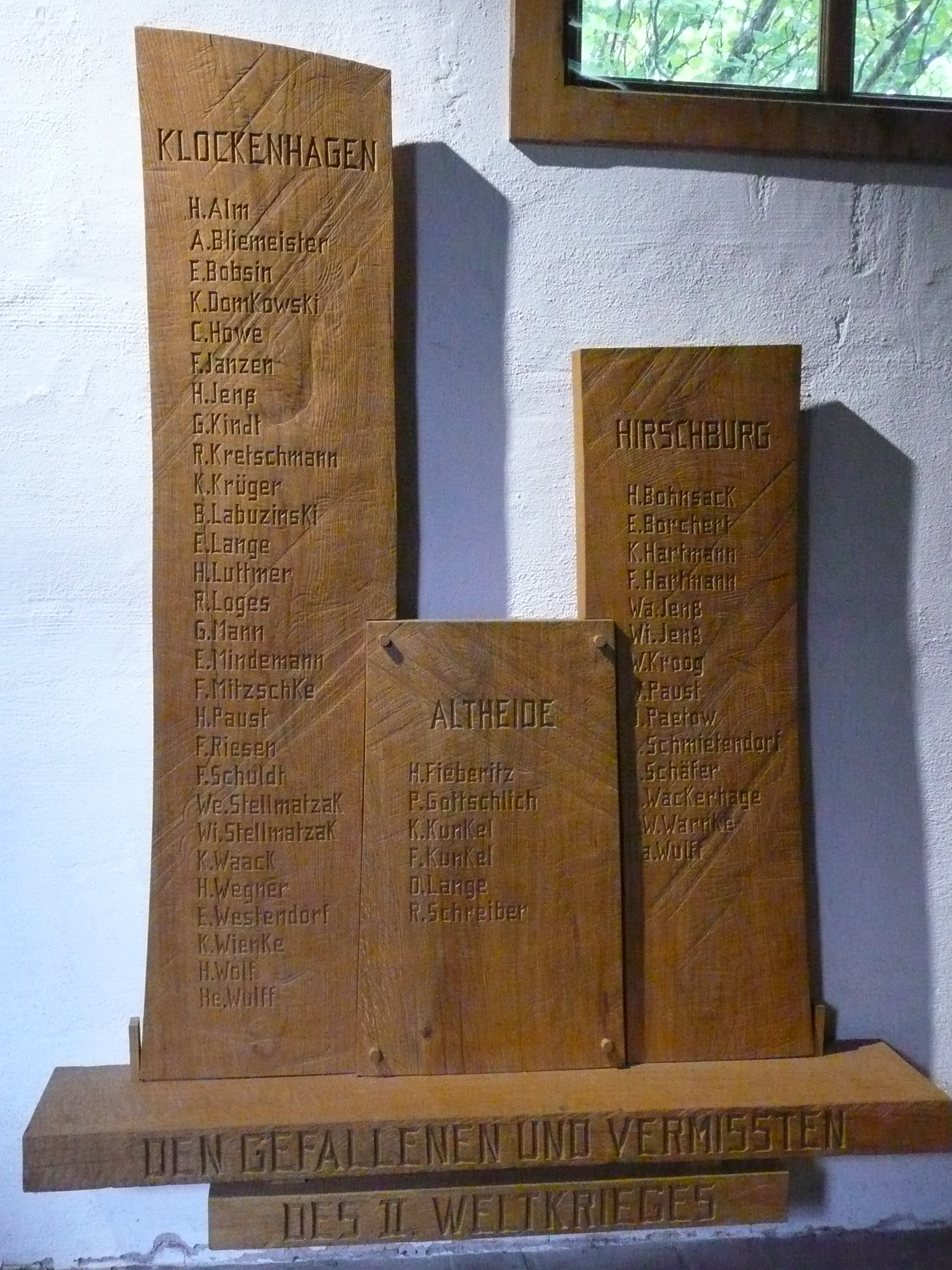 Gedenktafeln in der Kirche auf dem Museumshof