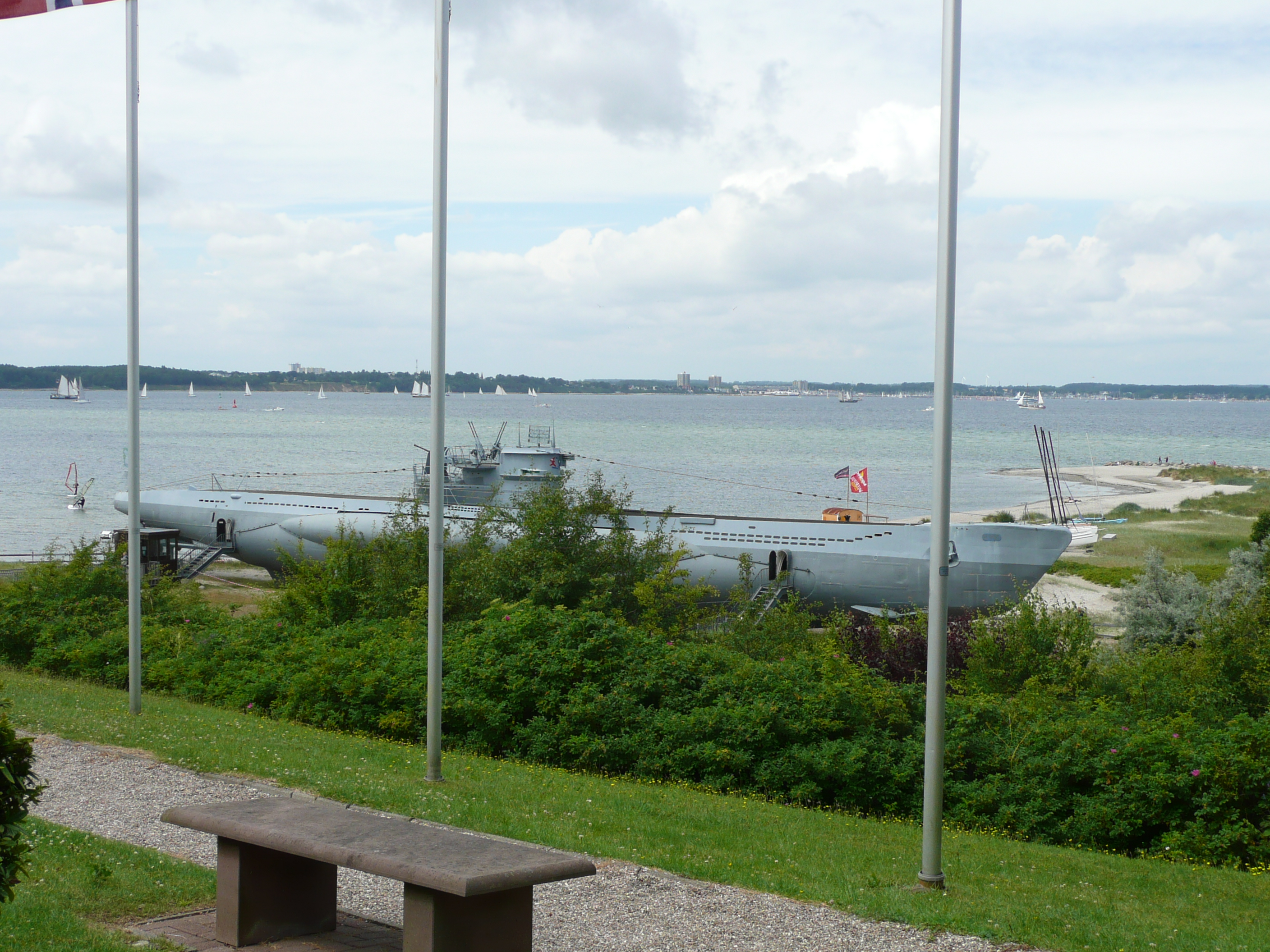 Bild 66 Marine-Ehrenmal und U-Boot "U-995" in Laboe