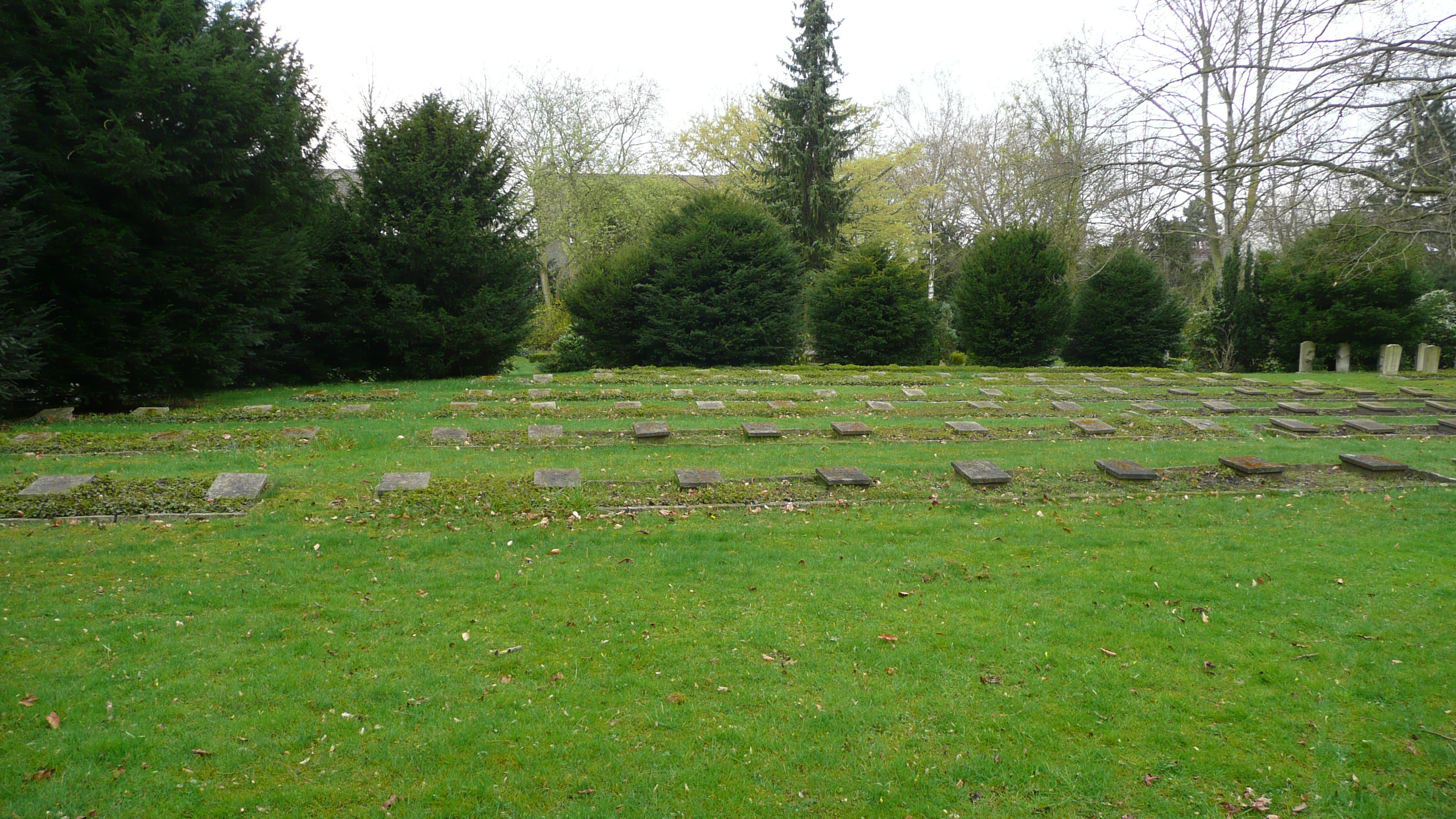 .... noch mehr Gräber auf der anderen Seite des 2. Kriegsgräberfeldes