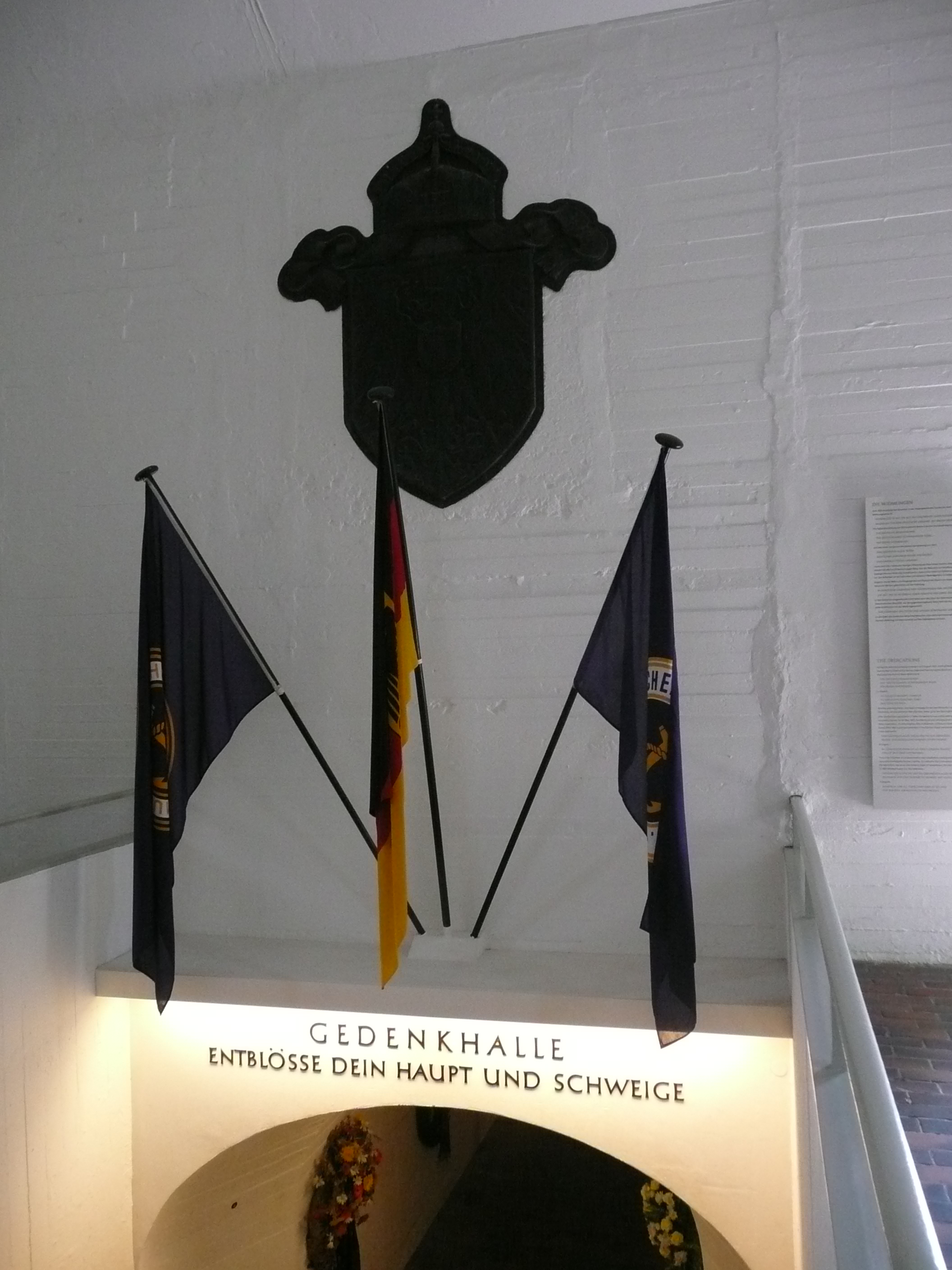 Bild 108 Marine-Ehrenmal und U-Boot "U-995" in Laboe