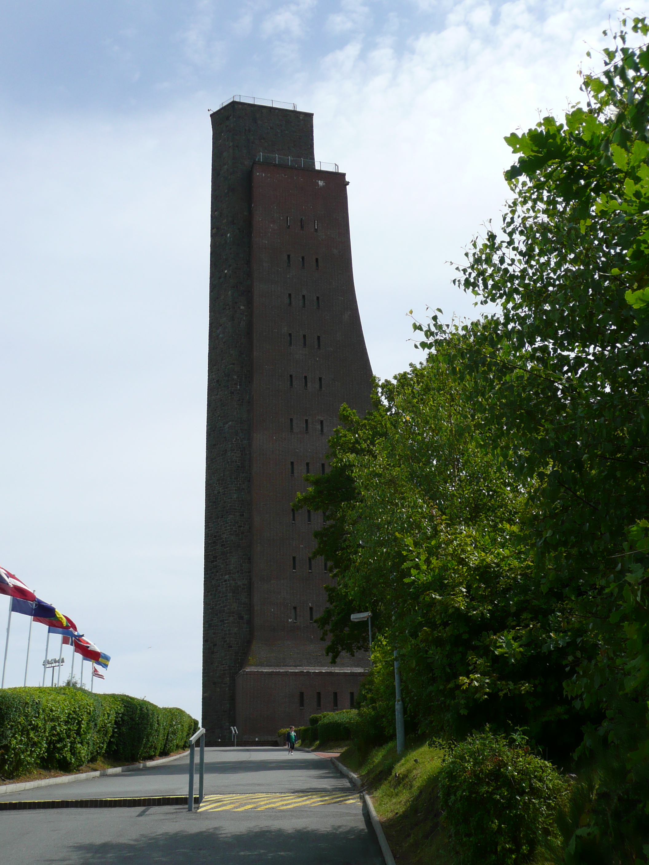 Bild 127 Marine-Ehrenmal und U-Boot "U-995" in Laboe