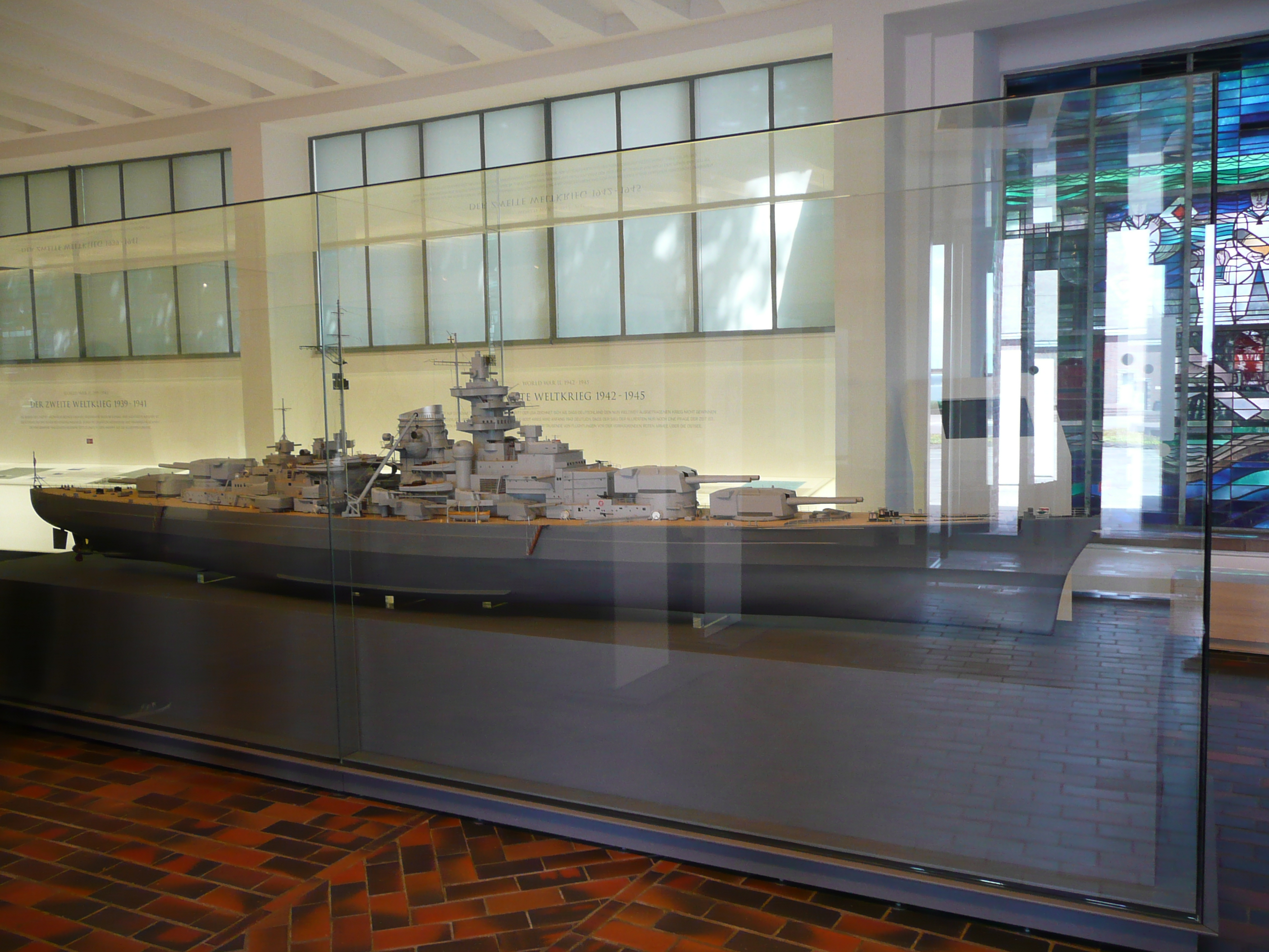 Bild 82 Marine-Ehrenmal und U-Boot "U-995" in Laboe