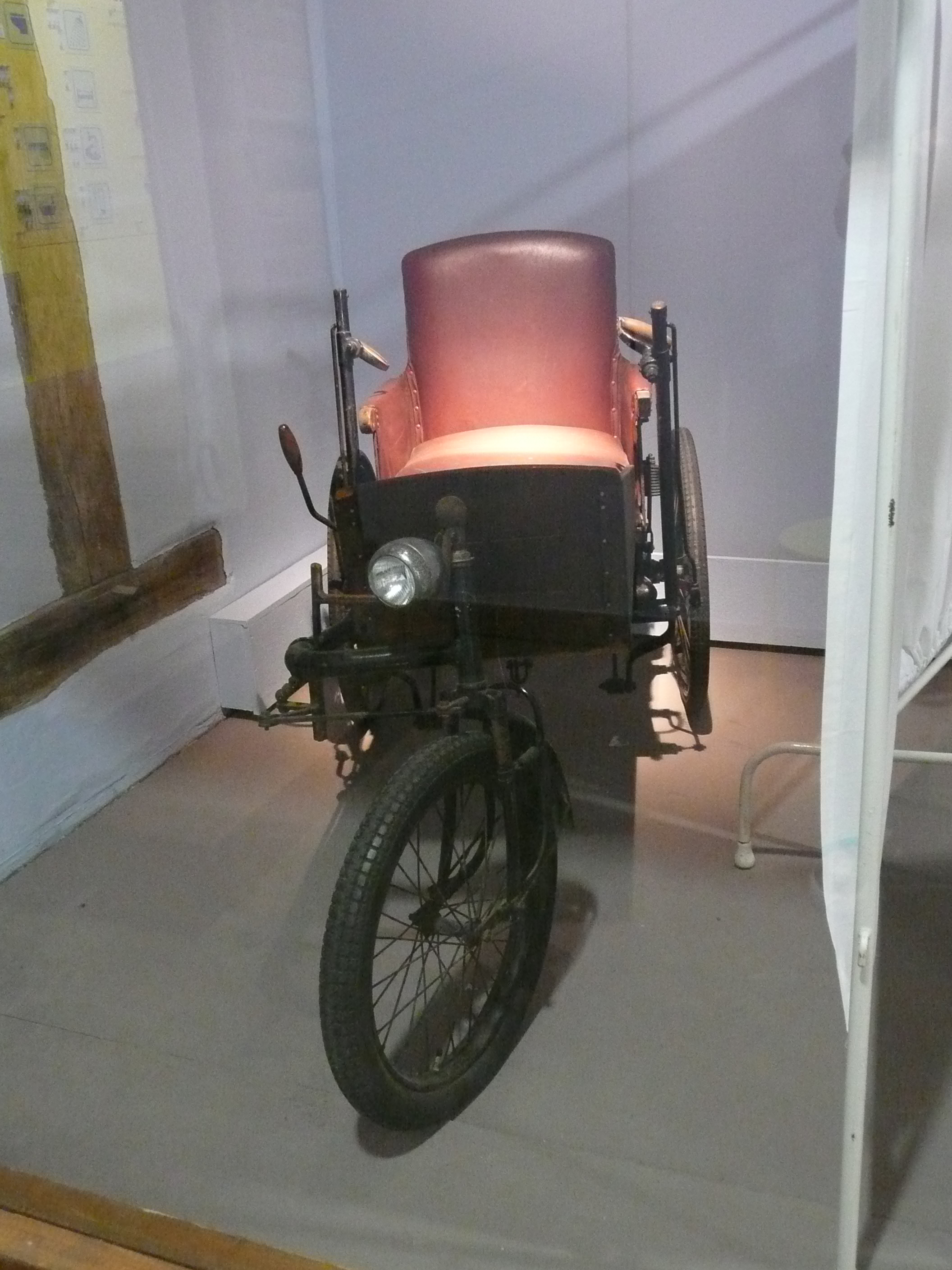 Ausstellung Jung und Alt, Altenpflege, Selbstfahrer-Rollstuhl