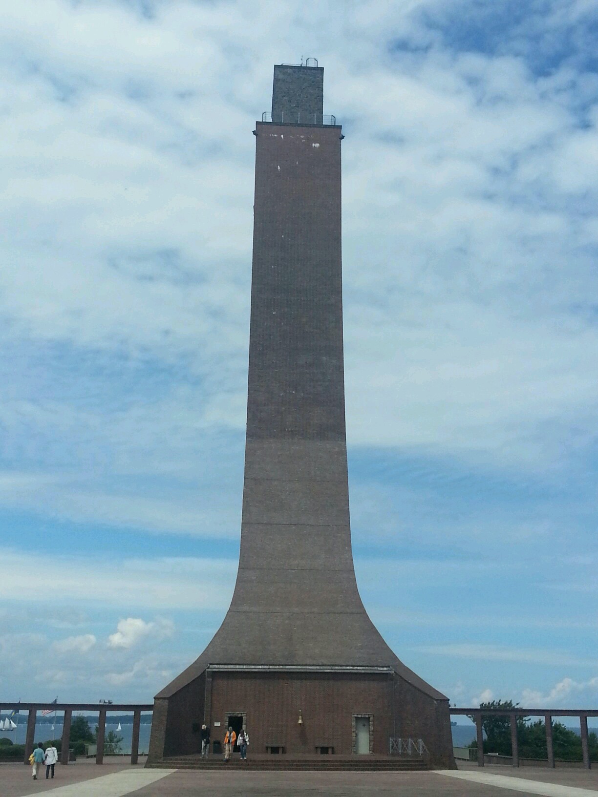 Bild 130 Marine-Ehrenmal und U-Boot "U-995" in Laboe