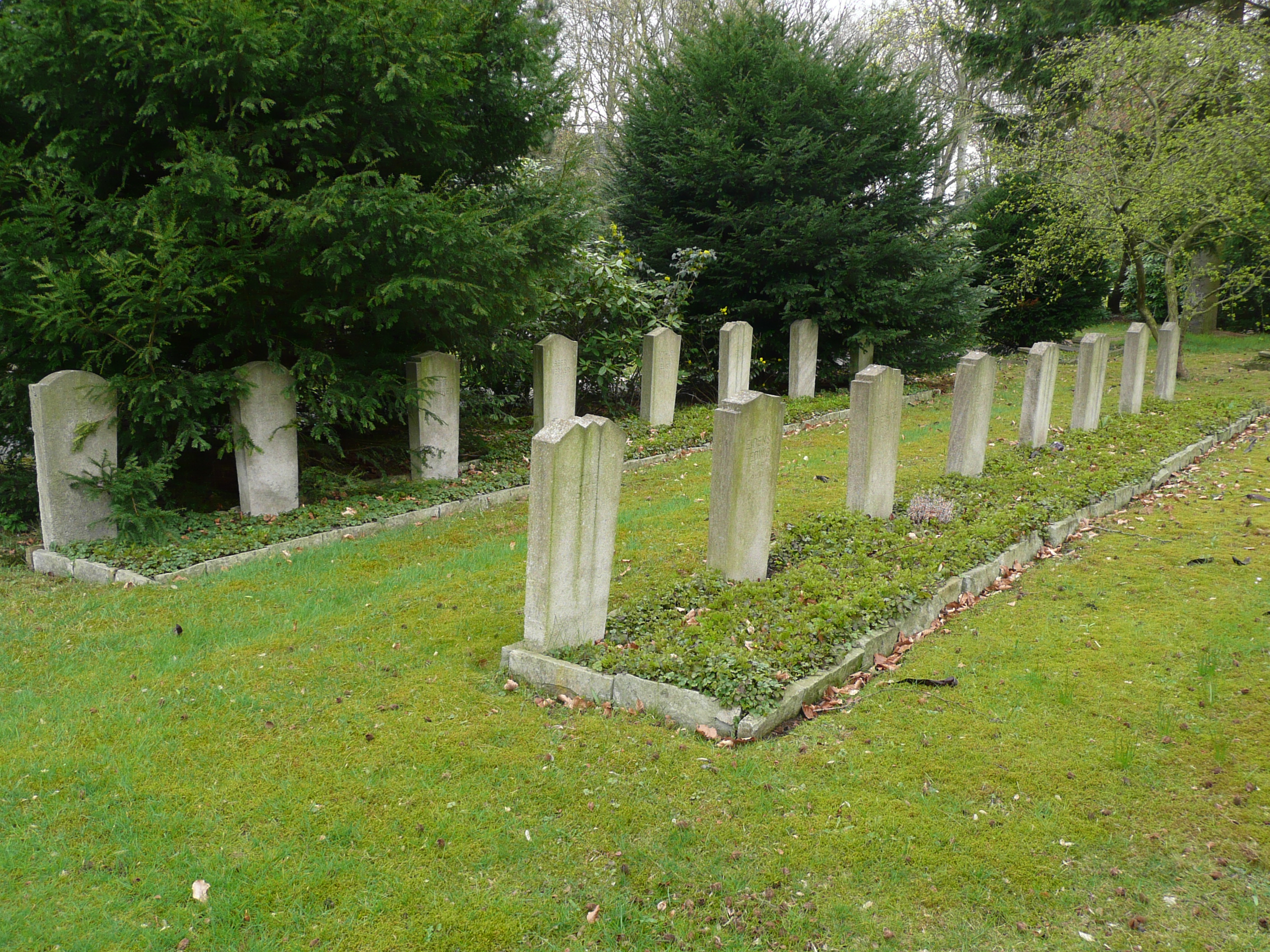 .... noch mehr Gräber auf der anderen Seite des 2. Kriegsgräberfeldes