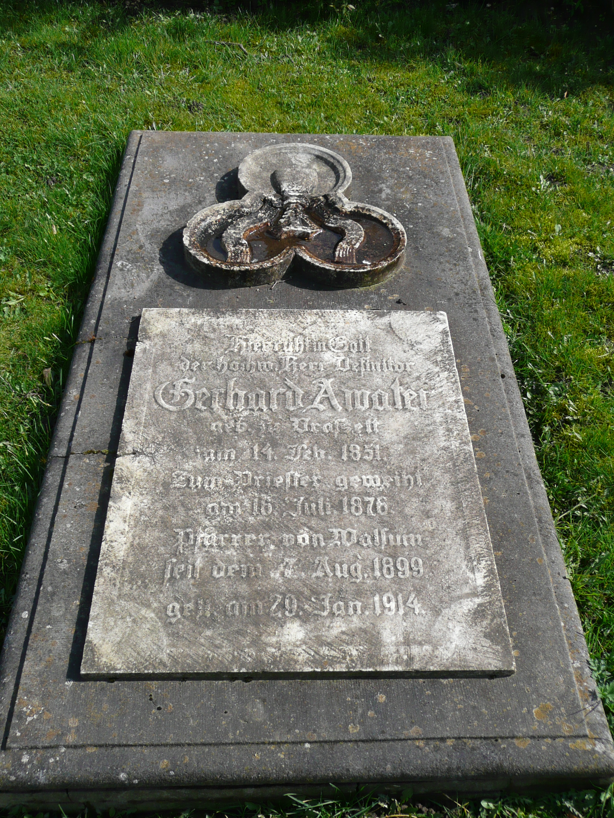Grabstein am Hochkreuz 
Priester Gerhard Awater