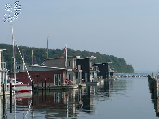 ... schwimmende Ferienh&auml;user