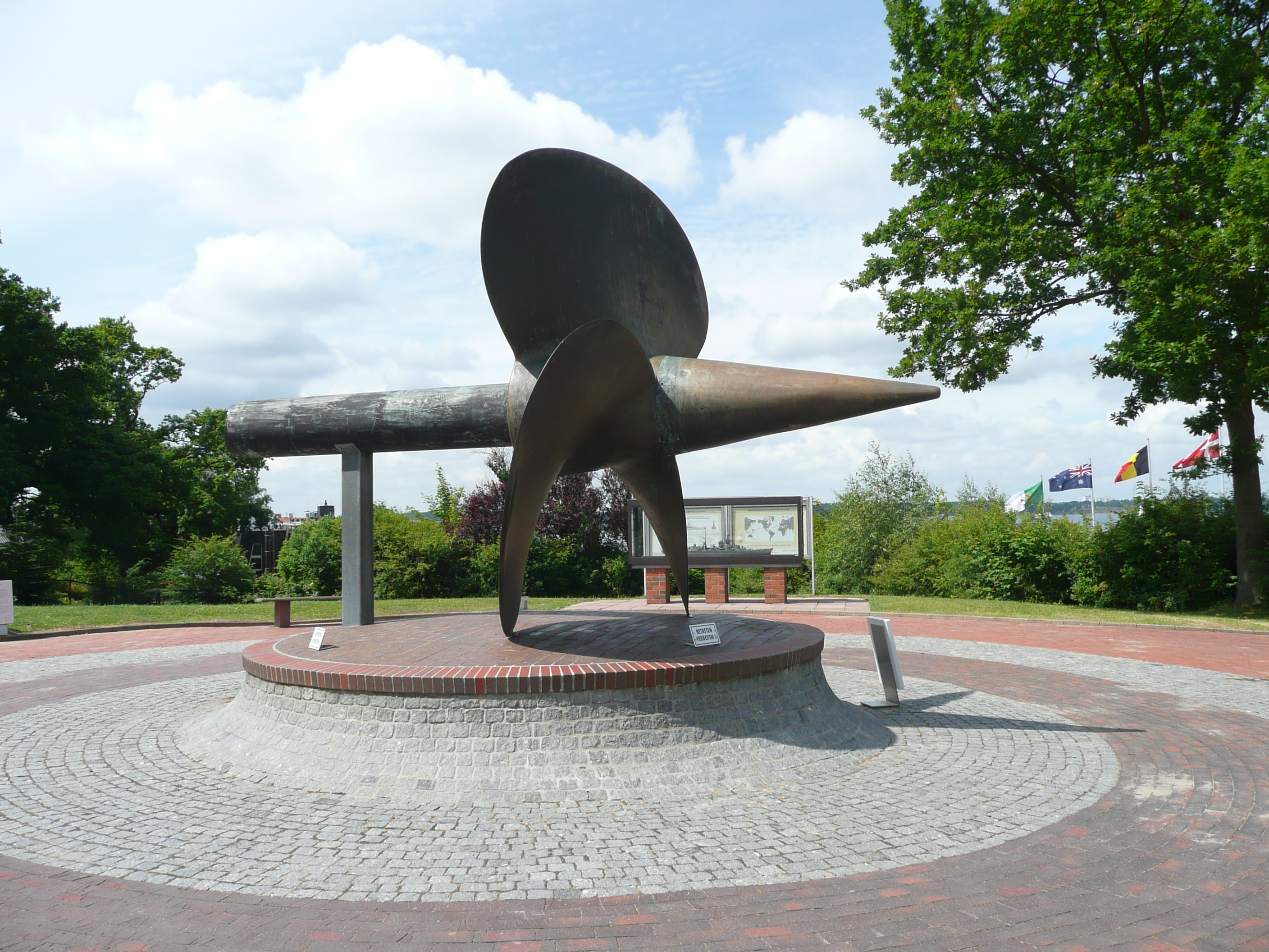 Bild 110 Marine-Ehrenmal und U-Boot "U-995" in Laboe