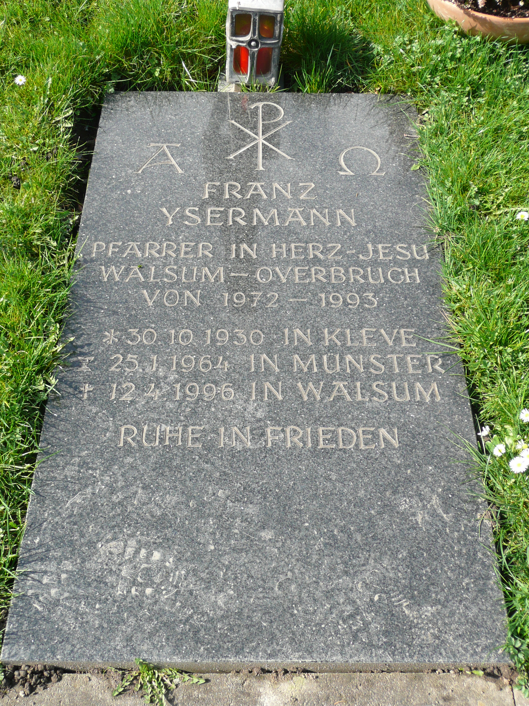 Grabstein am Hochkreuz 
Pfarrer Fraz Ysermann