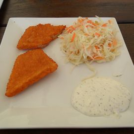 Portion Backfisch mit Remoulade und extra viel Krautsalat