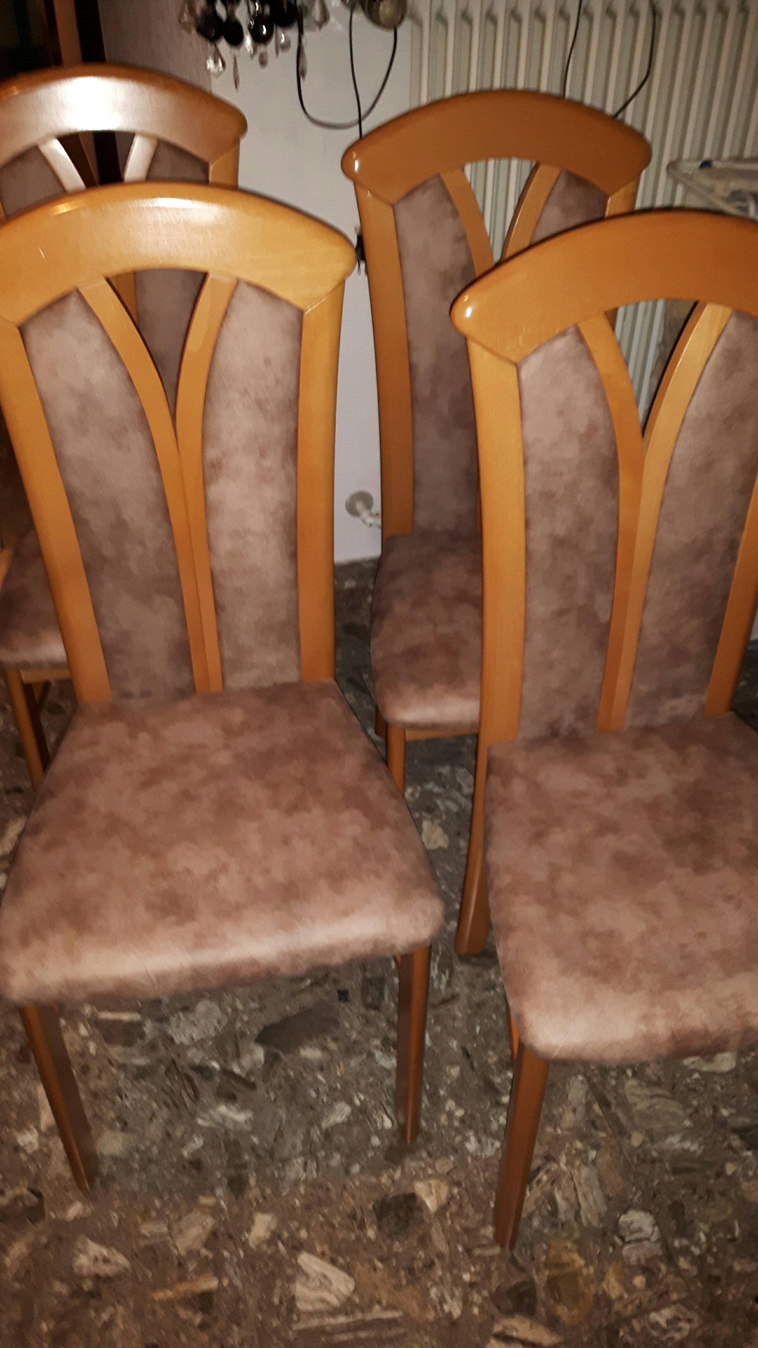 Esszimmer Stühle in Leder Optik.