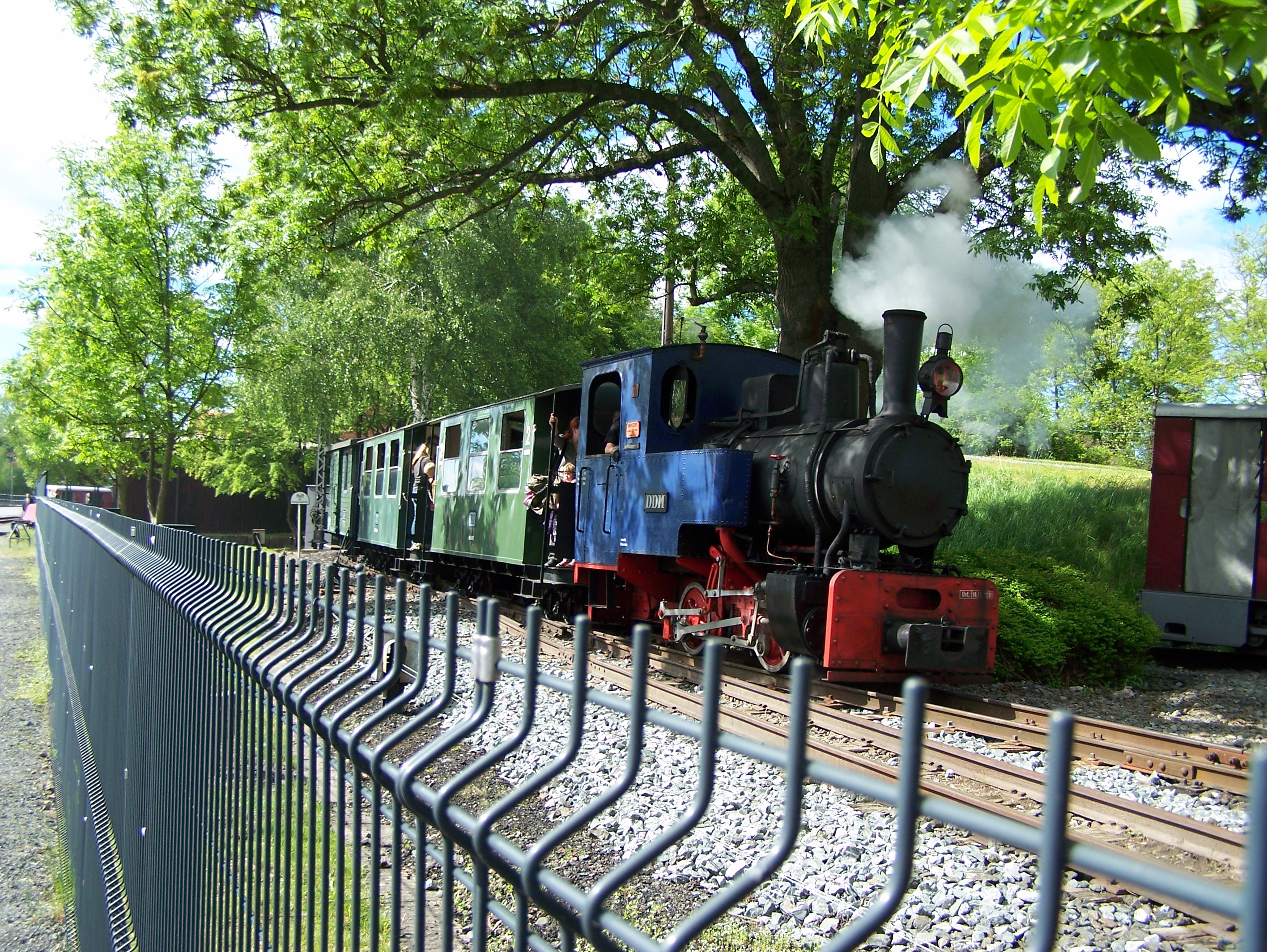 Die Bimmelbahn fährt ständig im Gelände des Museums. Eintritt 1€ pro Nase