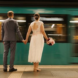 Brautpaar wartet auf die U-Bahn