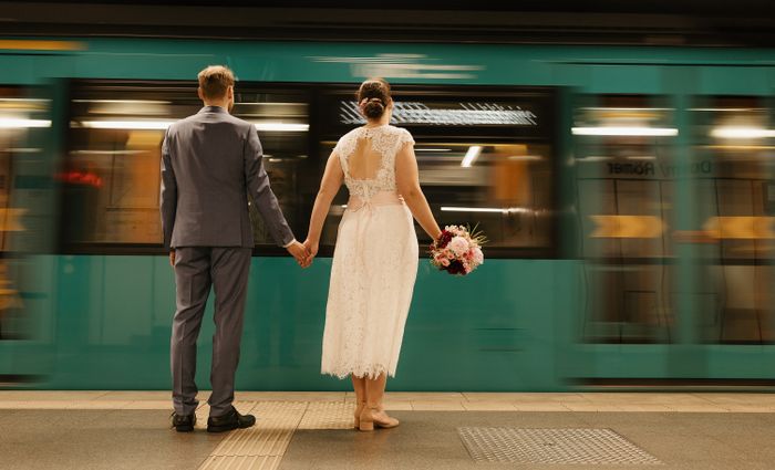 Brautpaar wartet auf die U-Bahn