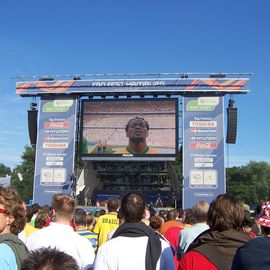 Als der &quot;gro&szlig;e Z&eacute;&quot; noch f&uuml;r Brasilien spielte. Die Riesenleinwand im &quot;Fan Park&quot; beim Public Viewing auf dem Heiligengeistfeld in Hamburg.