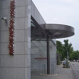 Der Eingangsbereich in unmittelbarer Nähe zur U- und S-Bahnstation 'Sternschanze'.