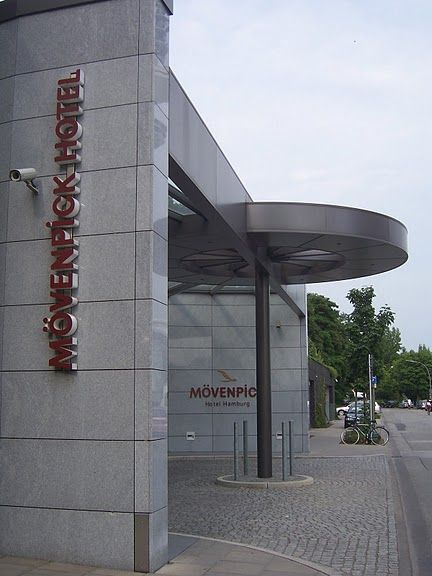 Der Eingangsbereich in unmittelbarer Nähe zur U- und S-Bahnstation 'Sternschanze'.