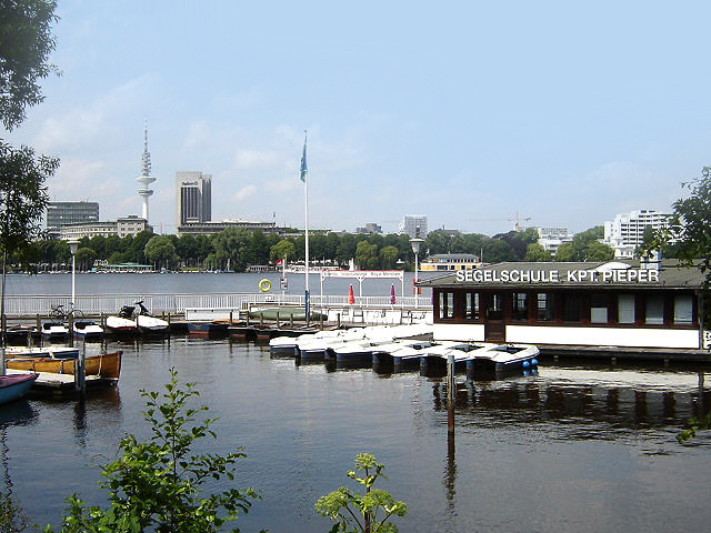 Bild 1 Die Segel- und Motorbootschule Pieper Bootsvermietung in Hamburg