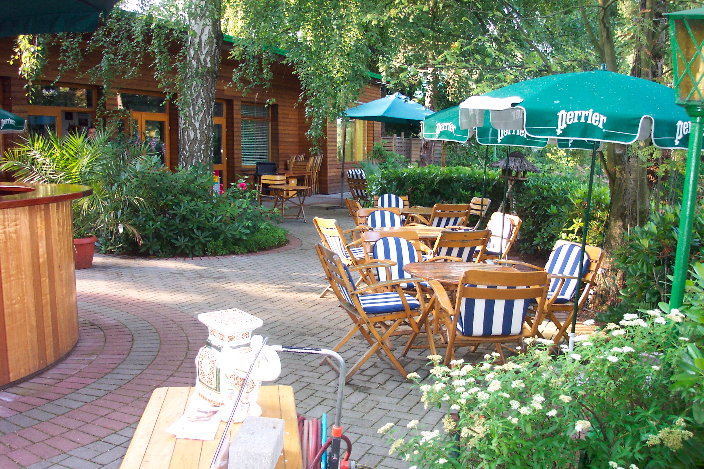 Gem&uuml;tliches Sitzen im Gr&uuml;nen Garten Caf&eacute; beim Bootsverleih Silwar.