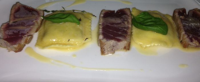 Halbrohes Sashimi (Thunfisch) + Ravioli mit Limonenfüllung