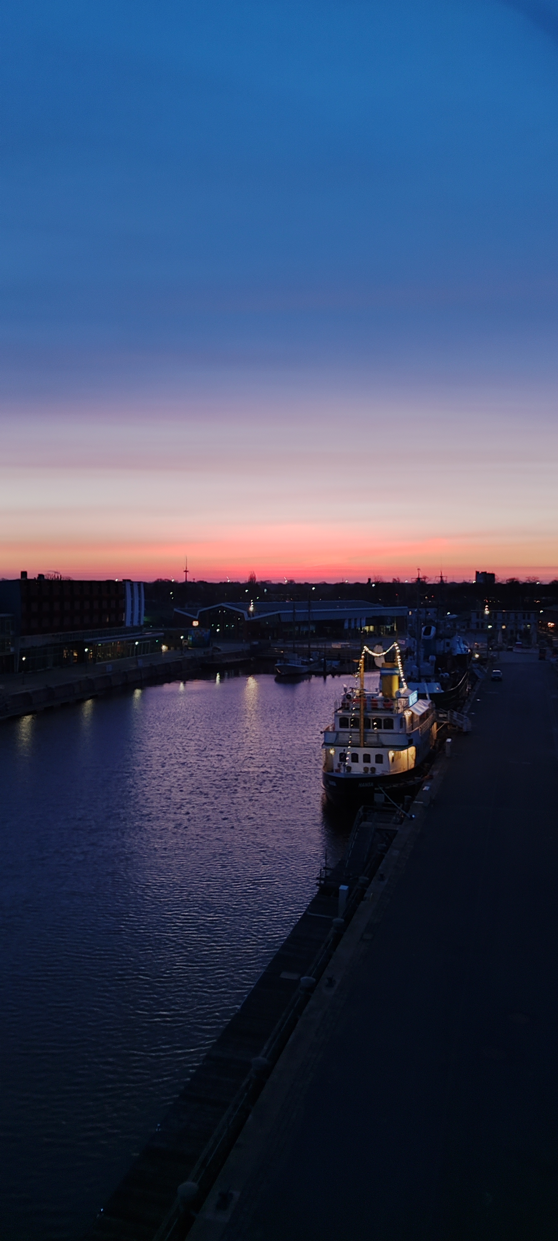 Aussicht auf den Hafen bei Sonnenaufgang