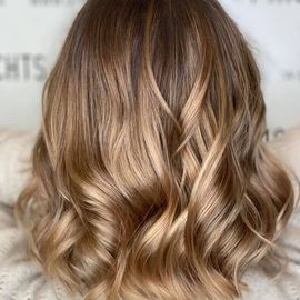 Friseur &amp; Friseursalon in Berlin Mitte:
Blond Expert &amp; Spezialist für mittellange Frisuren.