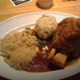 Schweinshaxe mit Sauerkraut und Semmelknödel