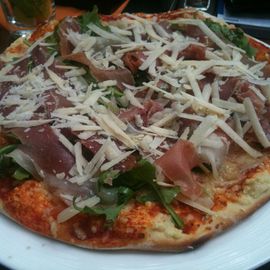 Pizza mit Rucola und Parmaschinken