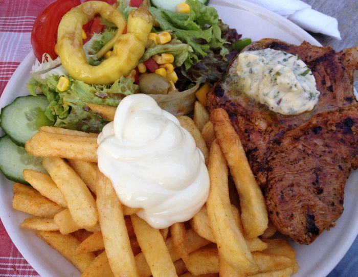 Nackensteak mit Pommes