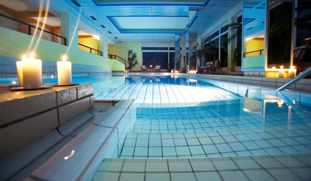 Swimmingpool im Wellnessbereich - Hotel Sonnenhalde Baiersbronn