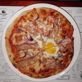 Egg  bacon Aussie pizza. Das lustige ist, dass Bild einer Pizza kann man drehen und wenden, es kommt immer das Gleiche bei raus.
