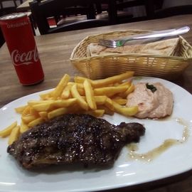 Steak, Pommes, Steaksauce, Cola, Brot