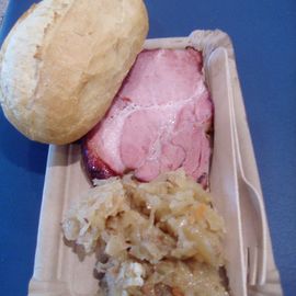 "Burgunderbraten" Poppeliges Kasseler mit Sauerkraut und Brötchen und Holzbesteck welches gleich beim ersten Schnitt kaputt war.