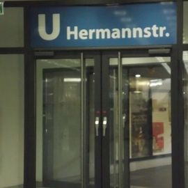 Zugang von der U-Bahn
