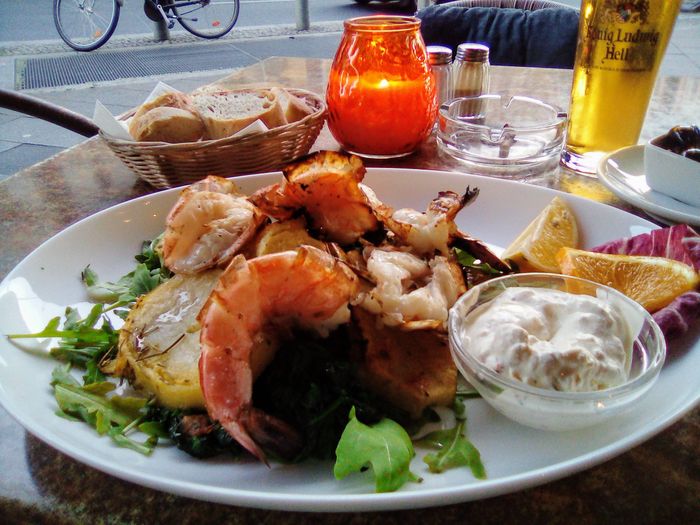 Garnelen auf Spinat Salat mit Kartoffeln und Knoblauch Sauce