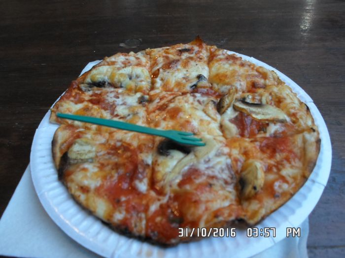 Der schiefe Turm von Pizza: Mini Pizza Salami Champignons 2 €