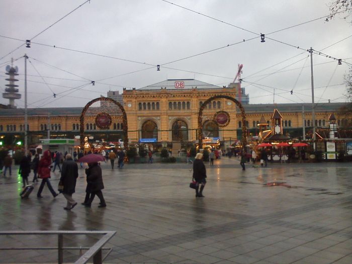 Geschmückter Vorplatz und Weihnachtsmark am Hauptbahnhof