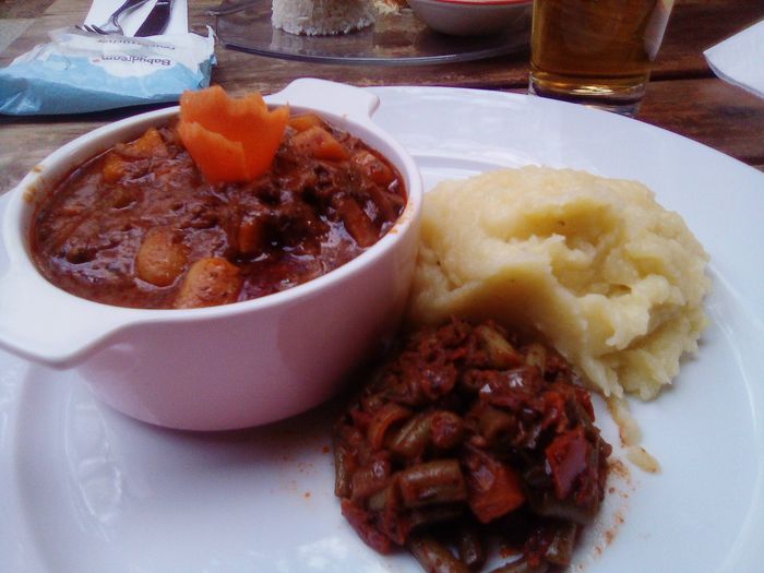 Beef Stew mit Kokosmilch Kartoffelpüree und grüne Bohnen (Jam Rinderragout)