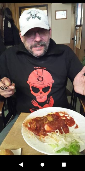 Killer Currywurst mit mir und dem golocal Geschenk. (T-Shirt)