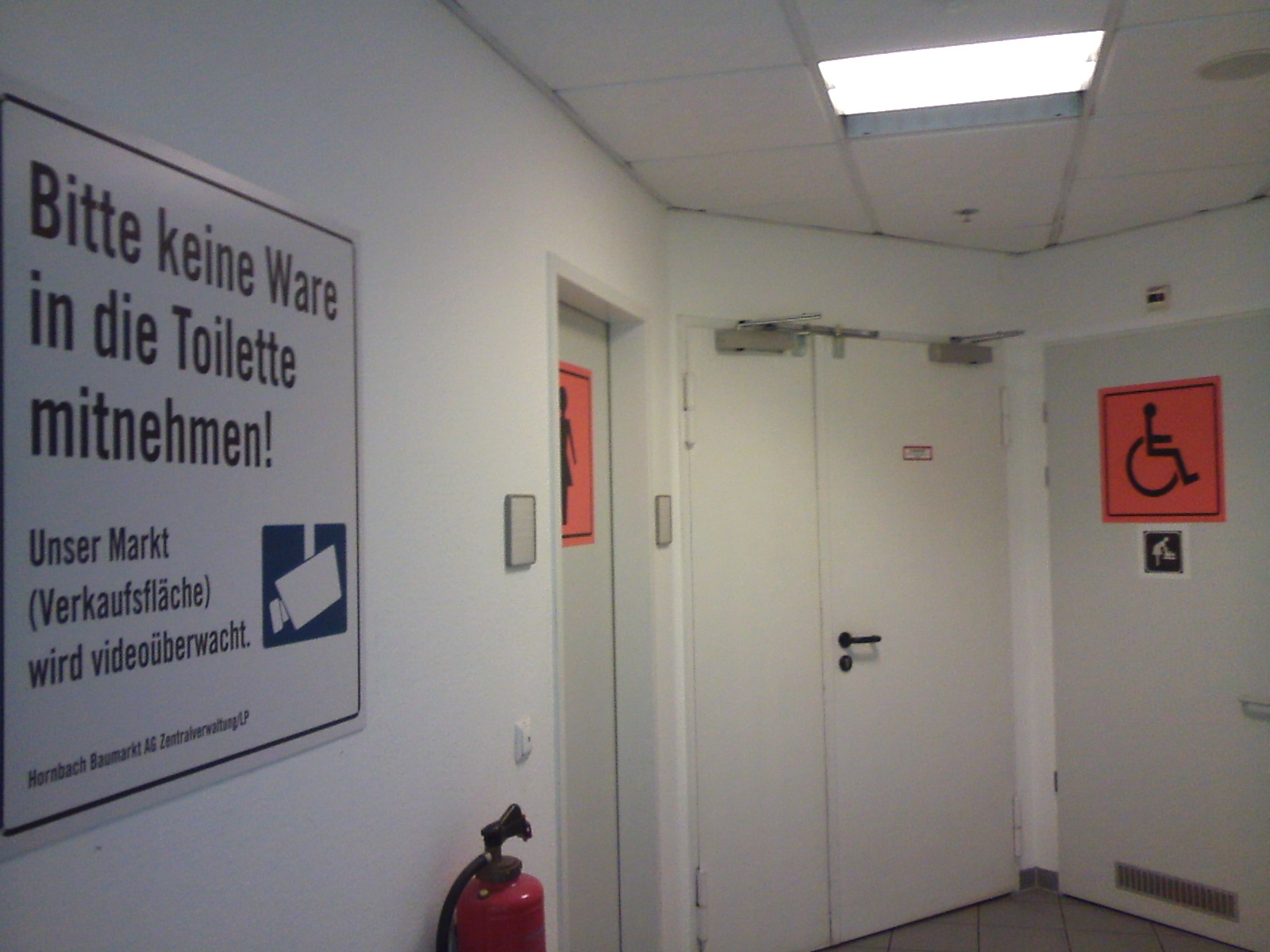 Zu den Kundentoiletten geht es selbstverständlich durch die Sanitärabteilung.