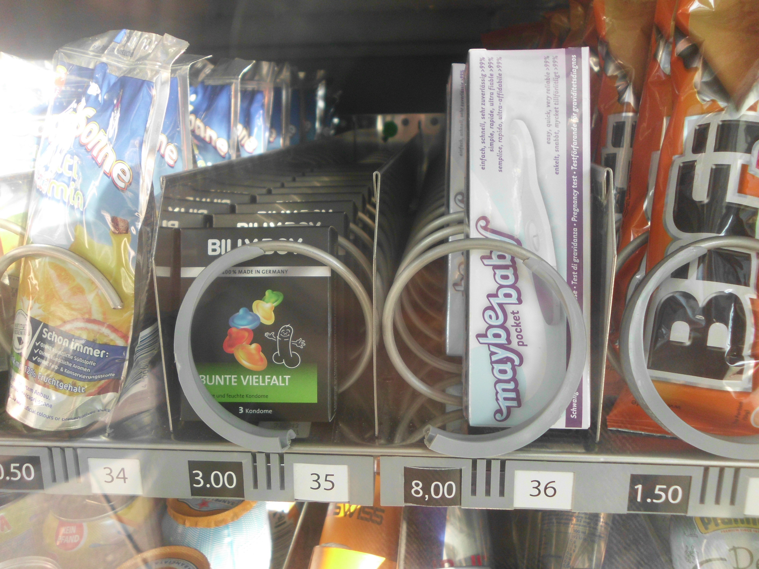 Kondome u. Schwangerschaftstest zwischen Capri-Sonne und BiFi Roll im Snackautomaten am Bhf. Treptower Park. Mit Dank an Thorge, ansonsten h&auml;tte ich nicht so genau hingesehen.